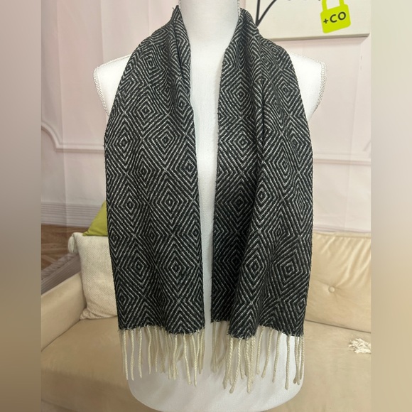 Christian Dior Black and White Geometric Scarf - Picture 3 of 4